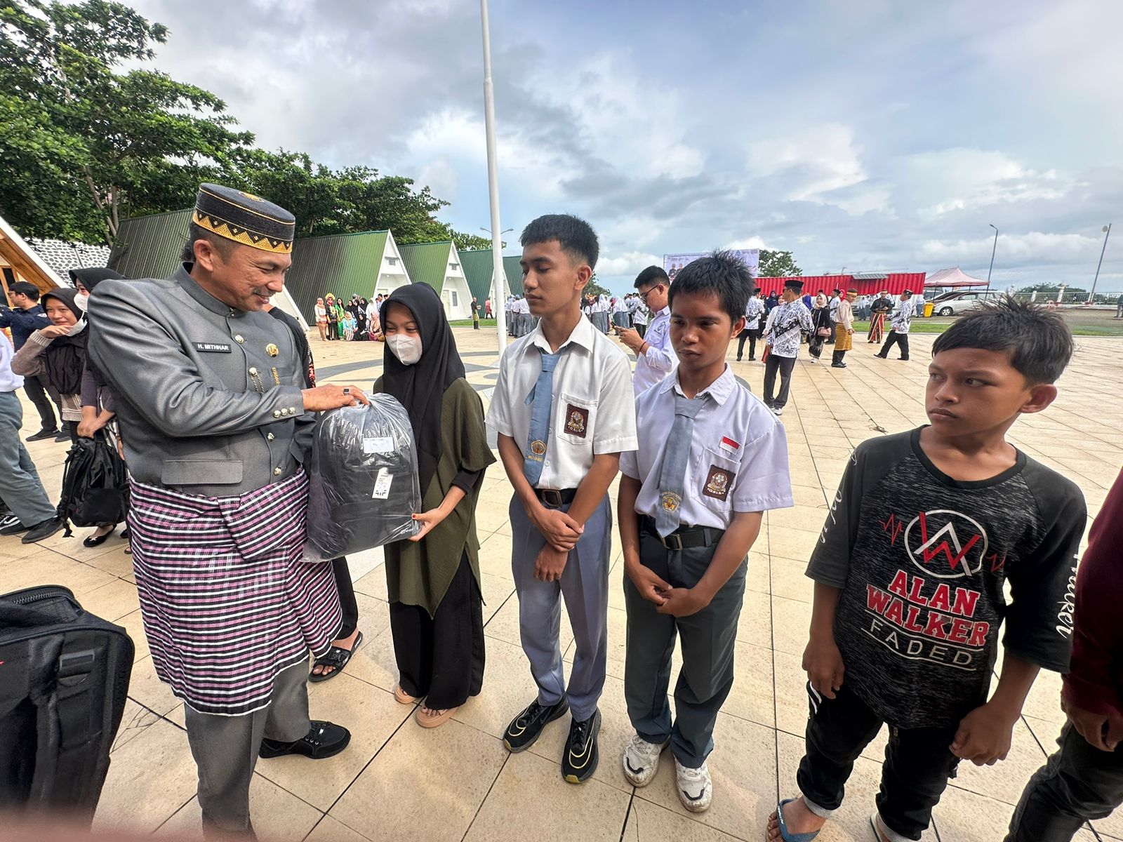Kepala Dikbud Provinsi Sulawesi Barat, Dr.H.Mithhar menyerahkan bantuan pendidikan bagi ATS.