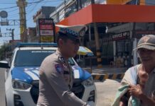 Jumat Berkah Ditlantas Polda Sulbar, Polantas Bagikan Makanan Gratis untuk Tukang Becak hingga Ojol
