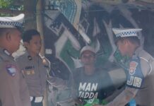 Polantas Karib Polda Sulbar Bagi Beras, Warga Mamuju Terharu