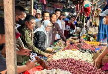 Bupati Majene Turun Langsung Cek Harga Pasar, TPID Pastikan Kebutuhan Pokok Warga Terpenuhi