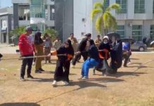 Srikandi BPBD Sulbar Taklukkan Biro Barjas dalam Lomba Tarik Tambang HUT ke-81 RI
