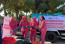 Bhayangkari Peduli Salurkan 9.000 Liter Air Bersih kepada Warga Galeso