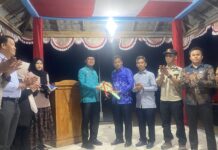 Tingkatkan Kesiapsiagaan, Sekda Majene Salurkan Bantuan Damkar ke Warga Sendana