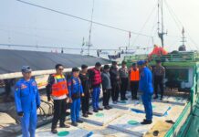 30 Ton Air Bersih Berlayar ke Pulau Ambo, Bantuan Kapolda Sulbar Disambut Warga