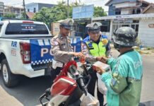 Polantas Polda Sulbar Berbagi, Hapus Lelah Pejuang Jalanan Mamuju