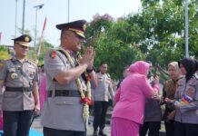 Tangis dan Doa Iringi Kepergian Irjen Pol Adi Deriyan dari Polda Sulbar