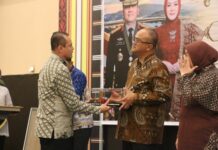 Warisan Budaya Tanah Manakarra, Diserahkan Kapolresta Mamuju Keris Raja Mamuju Jadi Kenang-Kenangan untuk Irjen Adi Deriyan