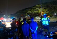 Polantas Karib Polda Sulbar Sisir Titik Rawan Mamuju, Pengendara Dapat Edukasi hingga Air Minum Gratis