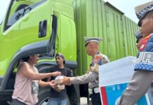 Sempat Kaget Dikira Razia, Sopir Lintas Daerah Penuh Senyuman Dapat Paket Makan Gratis dari Polantas Sulbar